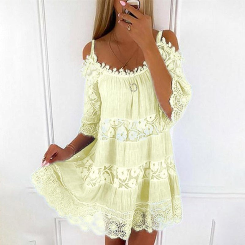 Lett og elegant mini cami kjole med blonder, ideell som sommerkjole eller vårkjole for kvinner.