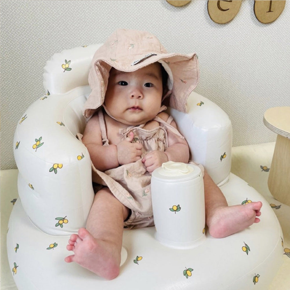 Babyutstyr: Oppblåsbar babysofa designet for å gi trygg sittestøtte og fremme sittestart.