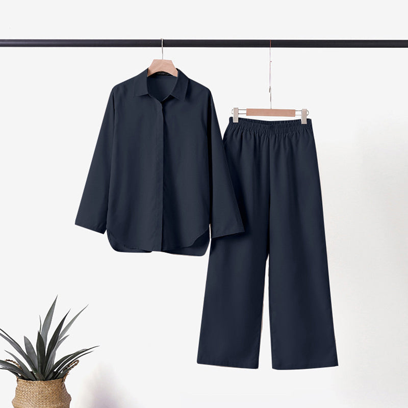 Kvinner langermet fritidsdress i ensfarget design. Mykt sett med vide bukser, perfekt som vårklær.