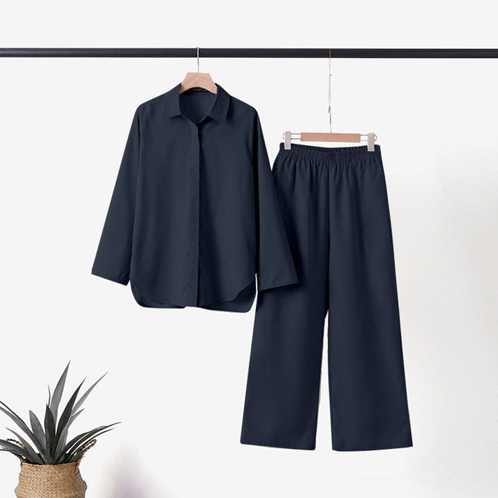 Kvinner langermet fritidsdress i ensfarget design. Mykt sett med vide bukser, perfekt som vårklær.