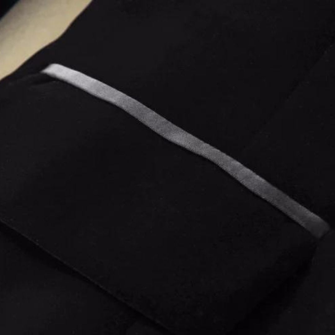 Klassisk figursydd dameblazer i svart, med elegant kontrasterende revers. For fest og motebevisste.