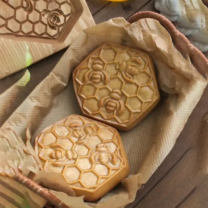 Julekaker med stil: pregeform i tre for tradisjonell baking og unike former.