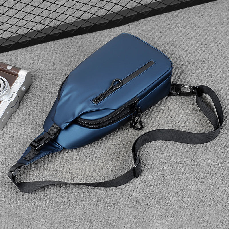 Vanntett crossbody skulderveske beskytter eiendeler mot regn. Ideell for daglig bruk og reise.