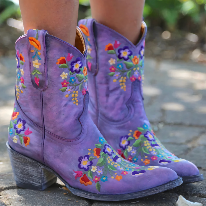 Værbestandige dame cowgirlstøvler, stilfulle vintage kvinneboots ideelle som komfortable høst- og vinterstøvler.