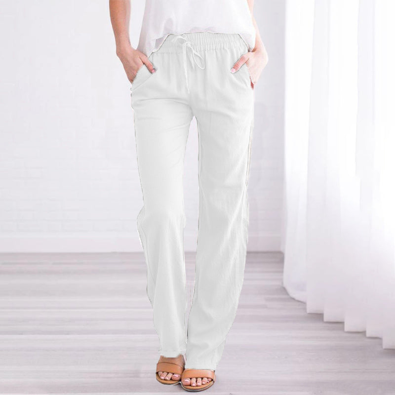 Modell i komfortable linbukser for kvinner, viser løs passform og elegant hverdagslook.