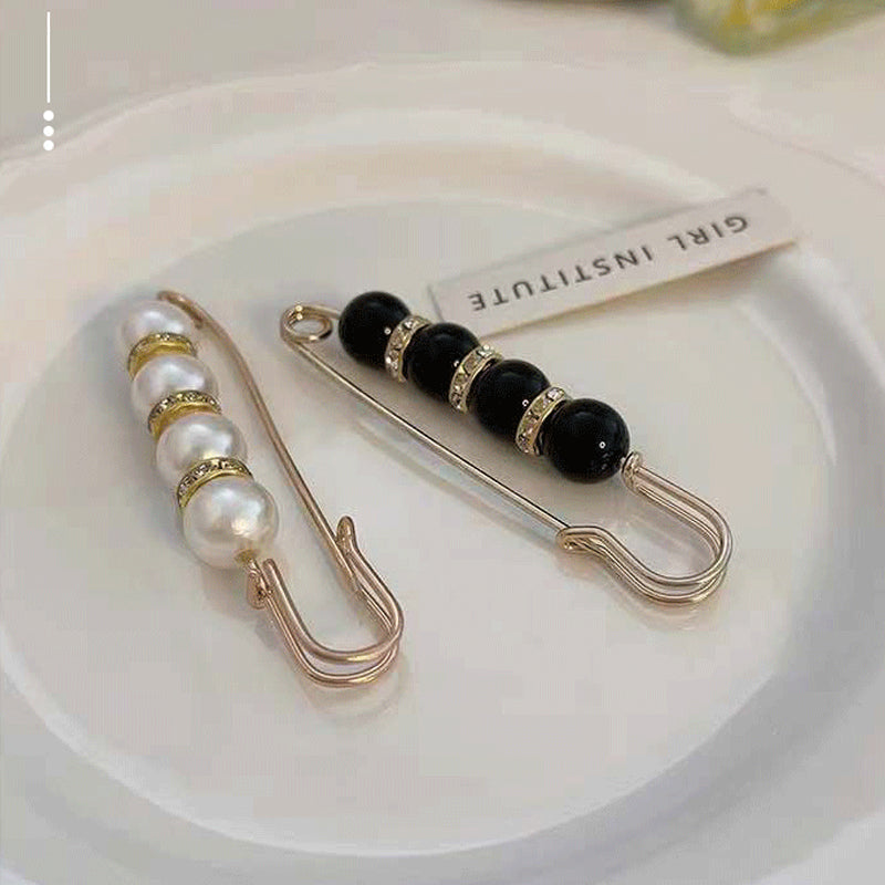 Stilig kvinnebrosje med perler og rhinestones, perfekt som et elegant smykketilbehør.