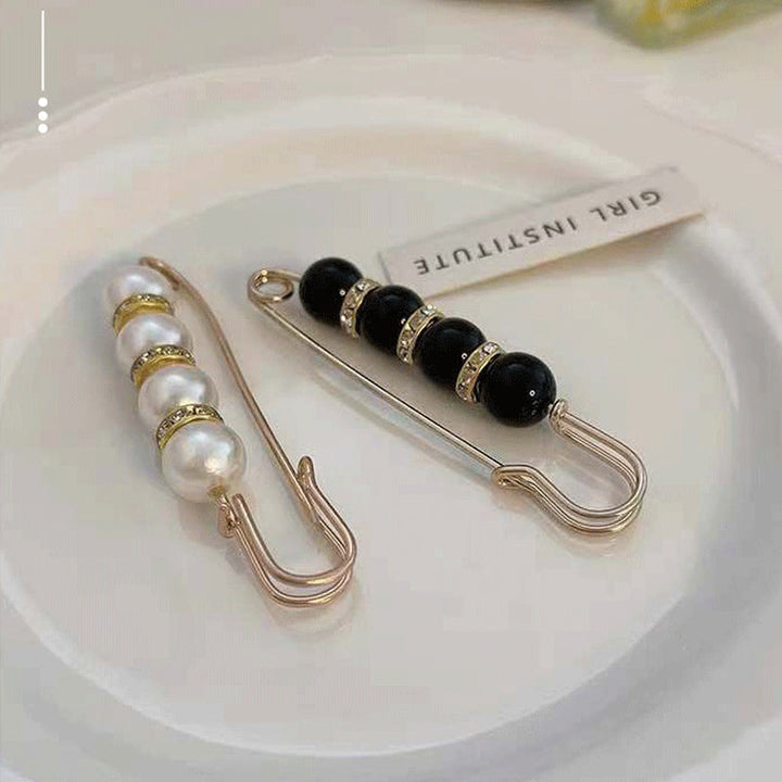 Stilig kvinnebrosje med perler og rhinestones, perfekt som et elegant smykketilbehør.