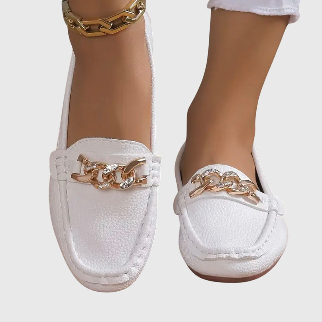 Disse elegante slip-on loafers med kjededetalj er et stilfullt valg for kvinner. Perfekt for sommer.