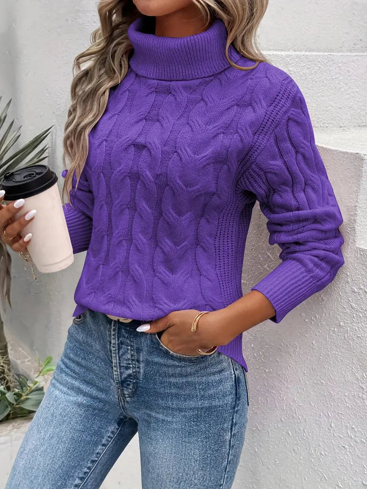 Kvinne turtleneck genser i varm kabelstrikk med flettemønster, perfekt for elegant vintermote.