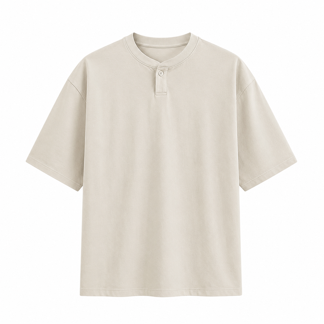 Mann iført en blå kortermet Henley t-skjorte i bomull, kombinerer komfort og uformell stil.