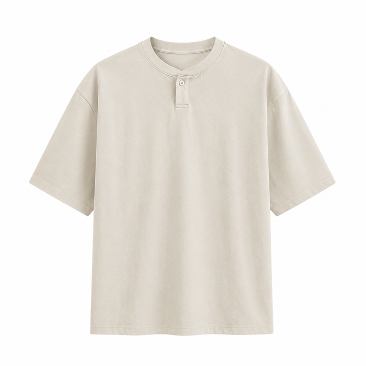 Mann iført en blå kortermet Henley t-skjorte i bomull, kombinerer komfort og uformell stil.