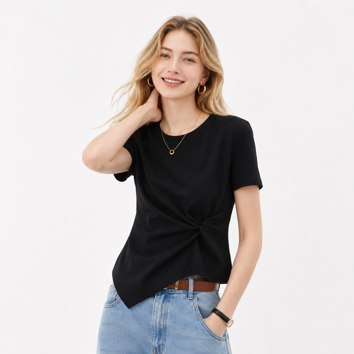 Trendy asymmetrisk T-skjorte for damer, slim fit med korte ermer. Perfekt svart sommertopp for en stilig look.