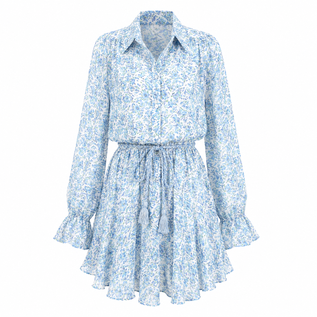 Elegant blå og hvit blomstret damekjole, kort festkjole med markert midje. Stilfull kortkjole til sommerfest.