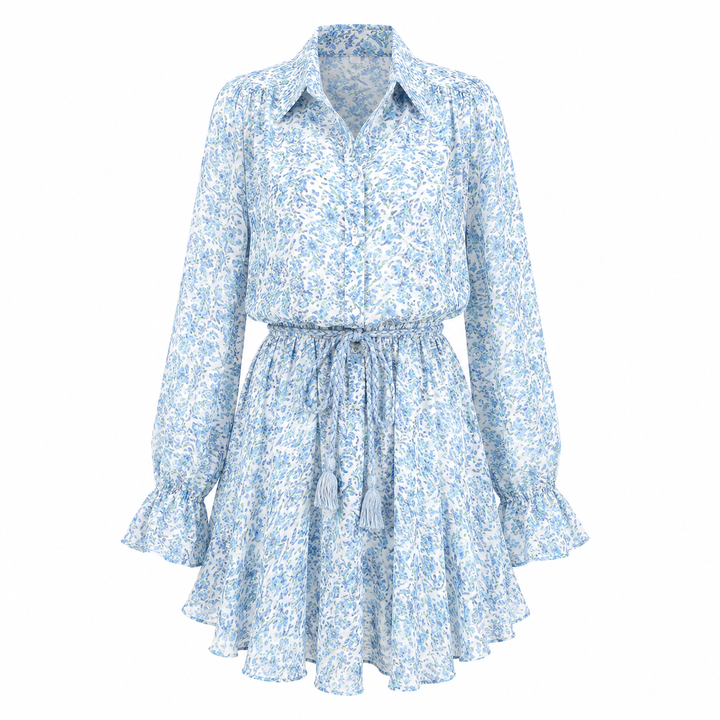 Elegant blå og hvit blomstret damekjole, kort festkjole med markert midje. Stilfull kortkjole til sommerfest.