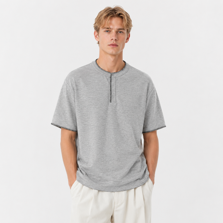 Stilren aprikos kortermet Henley t-skjorte for menn. Vaffelstrikket topp gir avslappet sommerkomfort.