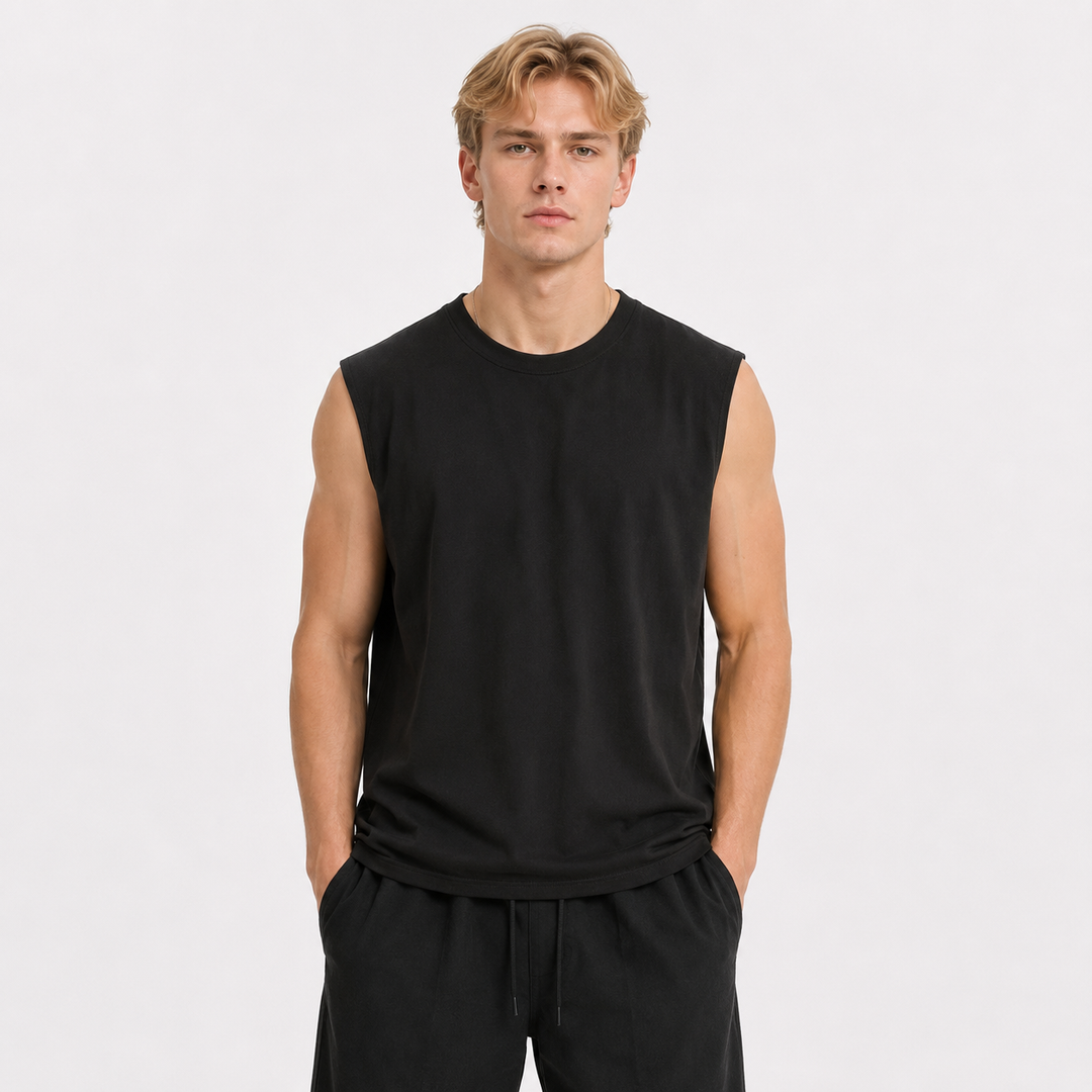 Komfortabel herre singlet/tank topp i mykt stoff, perfekt som basisplagg for fritid og trening.