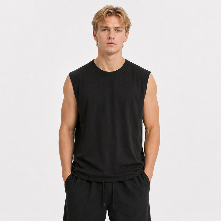 Komfortabel herre singlet/tank topp i mykt stoff, perfekt som basisplagg for fritid og trening.