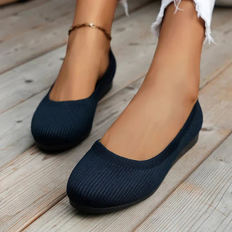 Innside av komfortable slip-on ballerina sko for kvinner. Pustende og lettvektig fottøy for sommer.