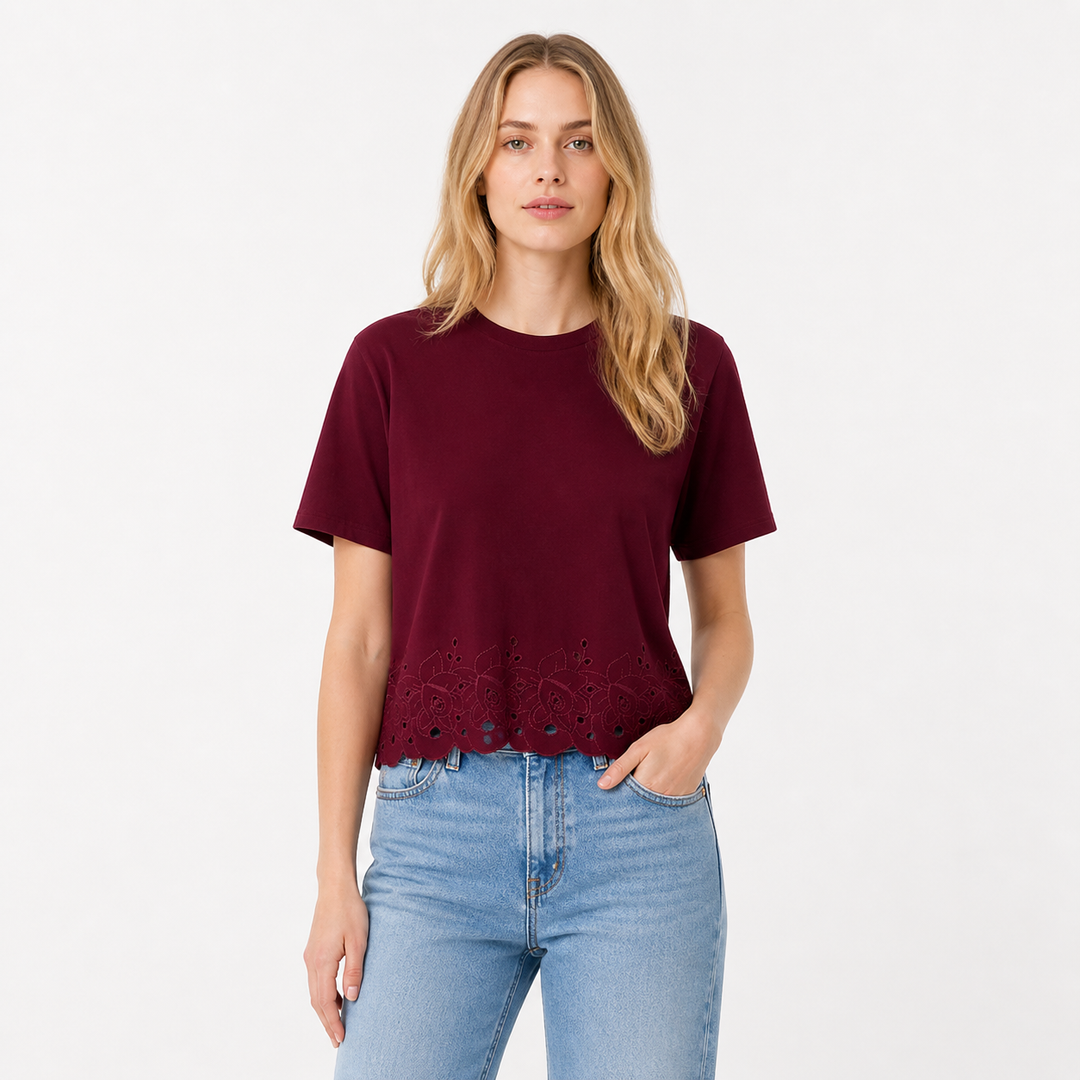 Elegant dame t-skjorte med brodert kant for hverdag. Komfortabel og allsidig basic topp, ideell for sommer.