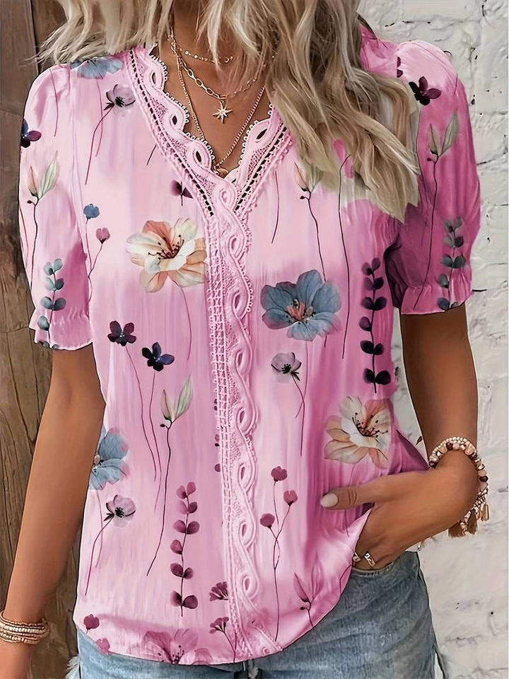 Elegant damebluse med komfortabel V-hals og løs passform, perfekt for hverdag og fest.