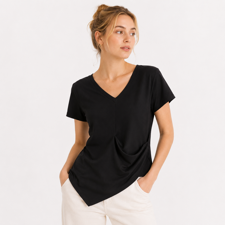 Mote dame topp i figursydd design med V-hals, drapert midje og asymmetrisk detalj i flere farger.