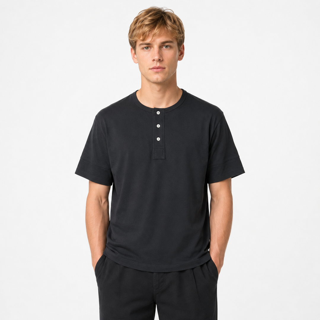 Retro Henley t-skjorte for herre med knappedetaljer. Vasket bomull gir vintage look, perfekt sommerskjorte.