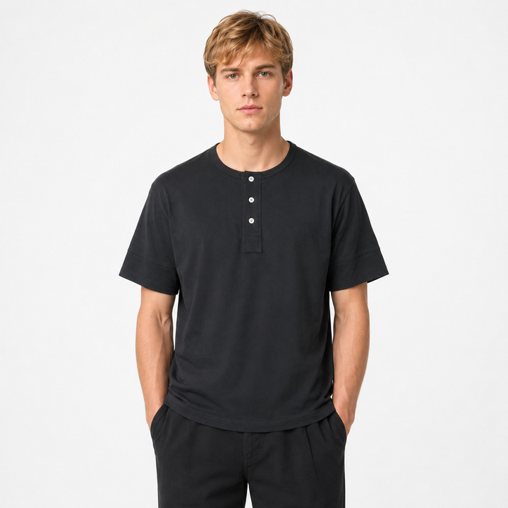 Retro Henley t-skjorte for herre med knappedetaljer. Vasket bomull gir vintage look, perfekt sommerskjorte.
