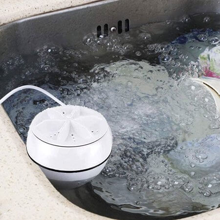 Kompakt reisevaskemaskin med USB-strøm, perfekt for småvask på hotellrom eller camping.