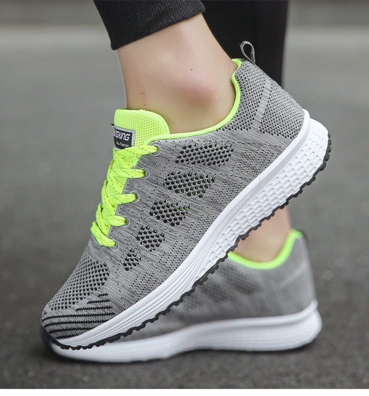 Hvite damemote sneakers, pustende og lettvekt, essensielle fritidssko.