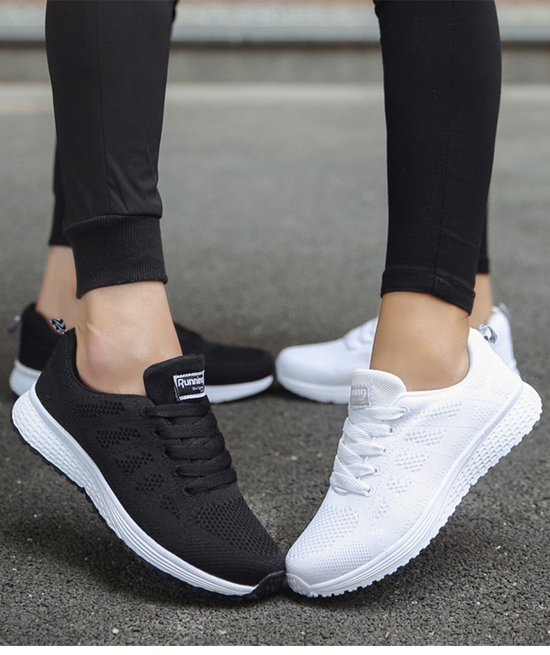 Svarte komfortable sneakers for damer, allsidige og stilige fritidssko.