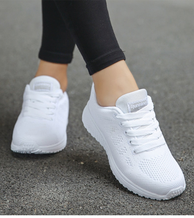 Beige stilige dame sneakers, ideell for komfortabel hverdag og mote.