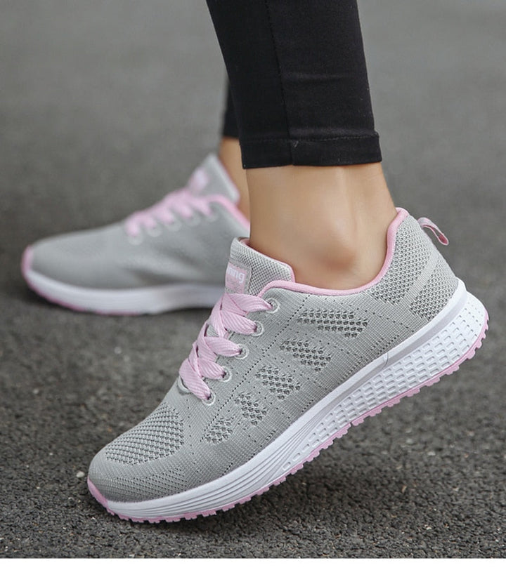 Svarte elegante lettvekts sneakers for damer, optimal stil og komfort.
