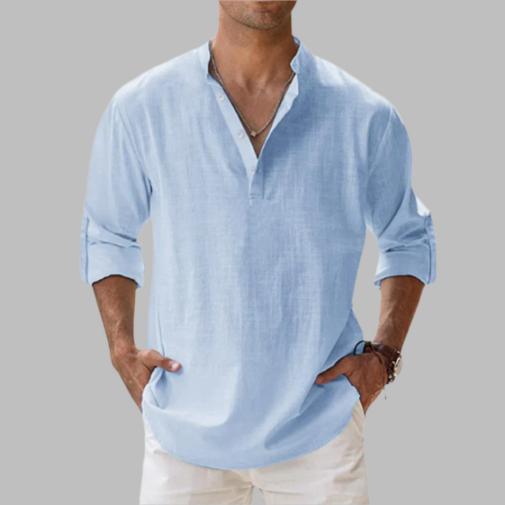 Mann iført beige casual linsommerskjorte, langermet, med avslappet passform for strandstil.