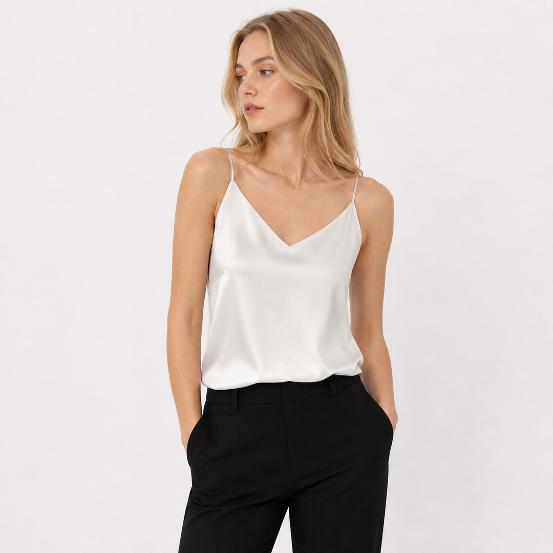 Elegant lang camisole topp for dame med smale stropper. Perfekt for lag-på-lag eller som sommertopp.