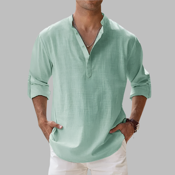 Mann i beige linsommerskjorte og shorts, perfekt casual sommerantrekk for herre, strandstil.