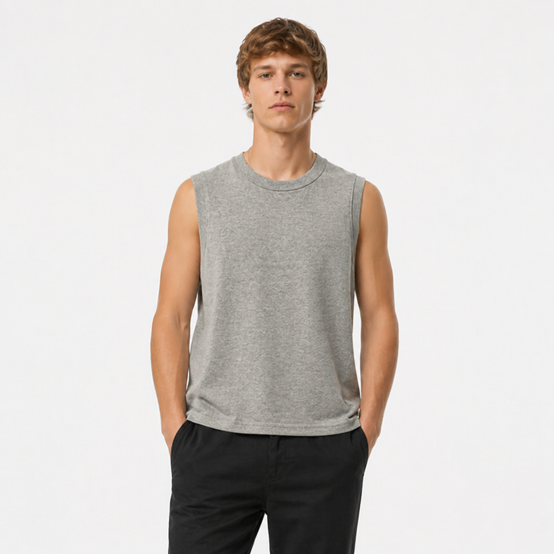 Svart dametopp, en tidløs basic singlet; perfekt for sommerens fritidsklær.