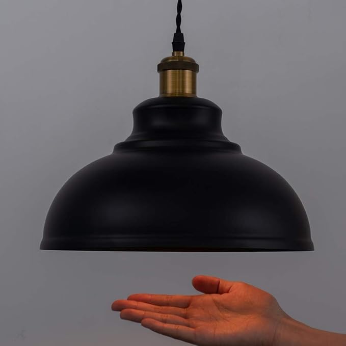 Elegant metallpendellampe i retro industriell stil. Stemningsfull belysning til spisestue, stue eller entré. Hjemmeinteriør.