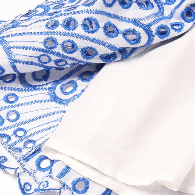 Stilig damekjole med rynket bandeau. Fargerikt paisleymønster, kort og trendy. For fest og sommerdager.