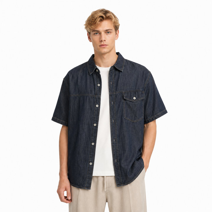 Blå lyocell denimskjorte for herre, kortermet og avslappet. Perfekt lett sommerskjorte for uformelle anledninger.