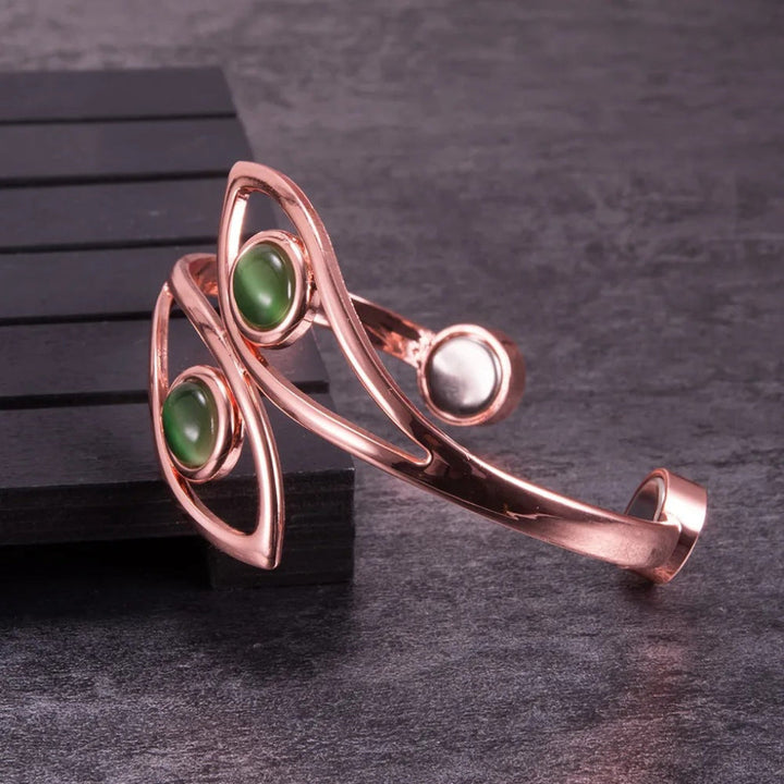Stilig magnetarmbånd til dame, med vakker grønn opal i kobberdesign. Trendy smykke, ideell gave for kvinner.