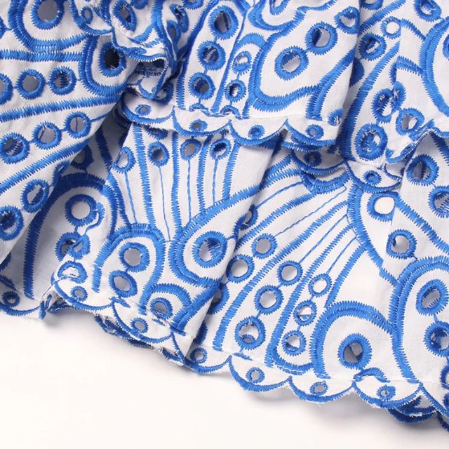 Kort festkjole med fargerikt paisleymønster. Rynket bandeau, en trendy og uformell minikjole for dame.