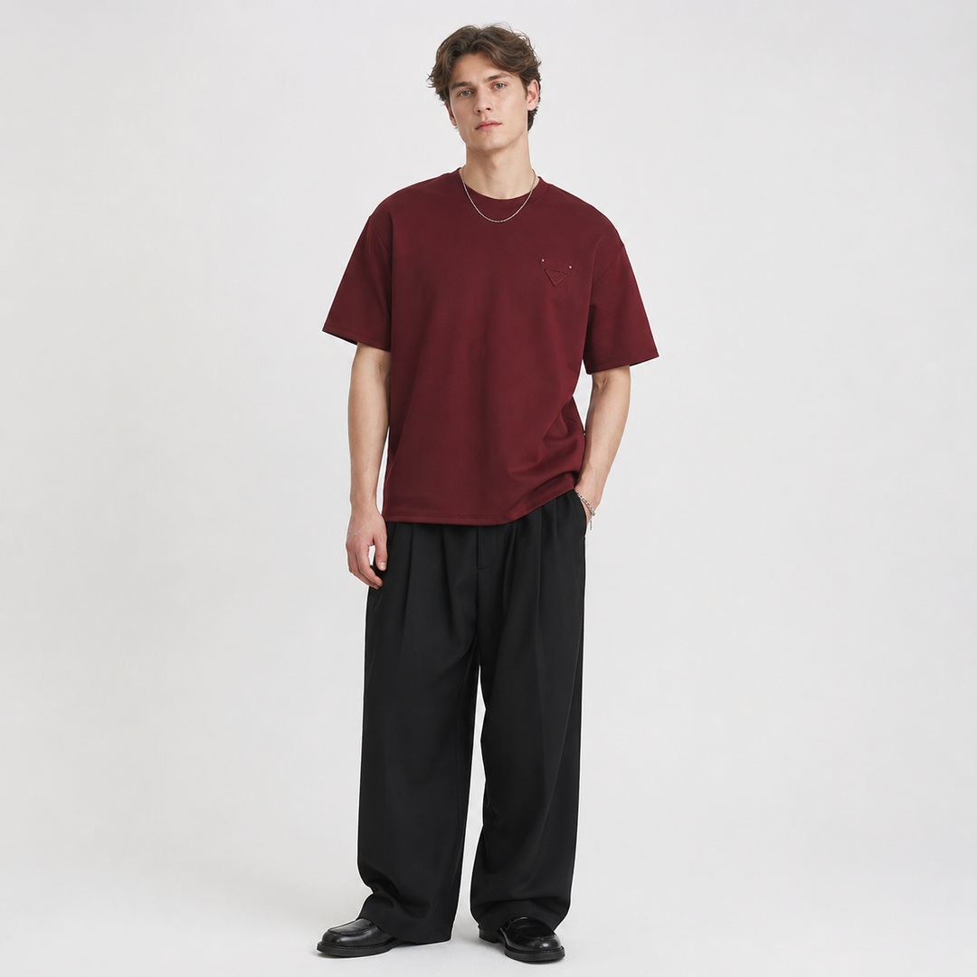 Minimalistisk herre t-skjorte i premium bomull, enkel og ren design for enhver anledning.