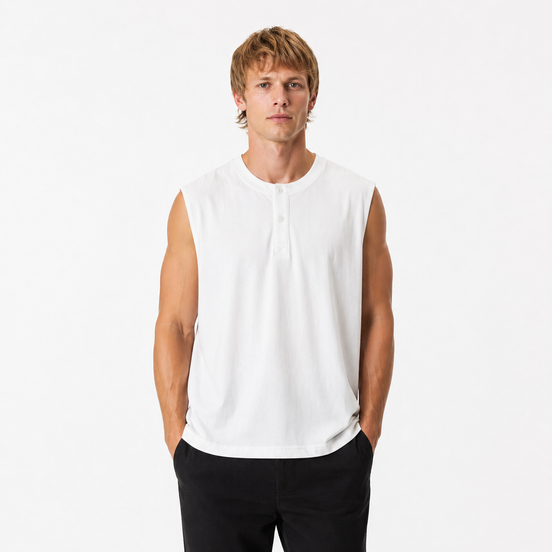 Komfortabel herre singlet med knapper i halsen, 100% bomull. En ermeløs Henley for en avslappet stil.