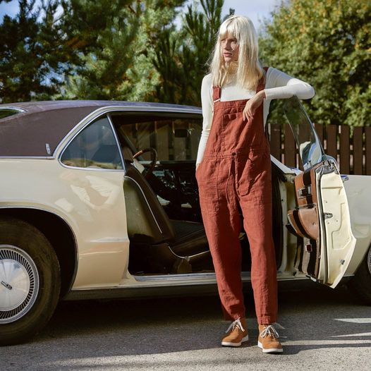 Lett rød-oransje damejumpsuit, ermeløs overall med vide ben. Komfortabelt sommerantrekk for fritid.