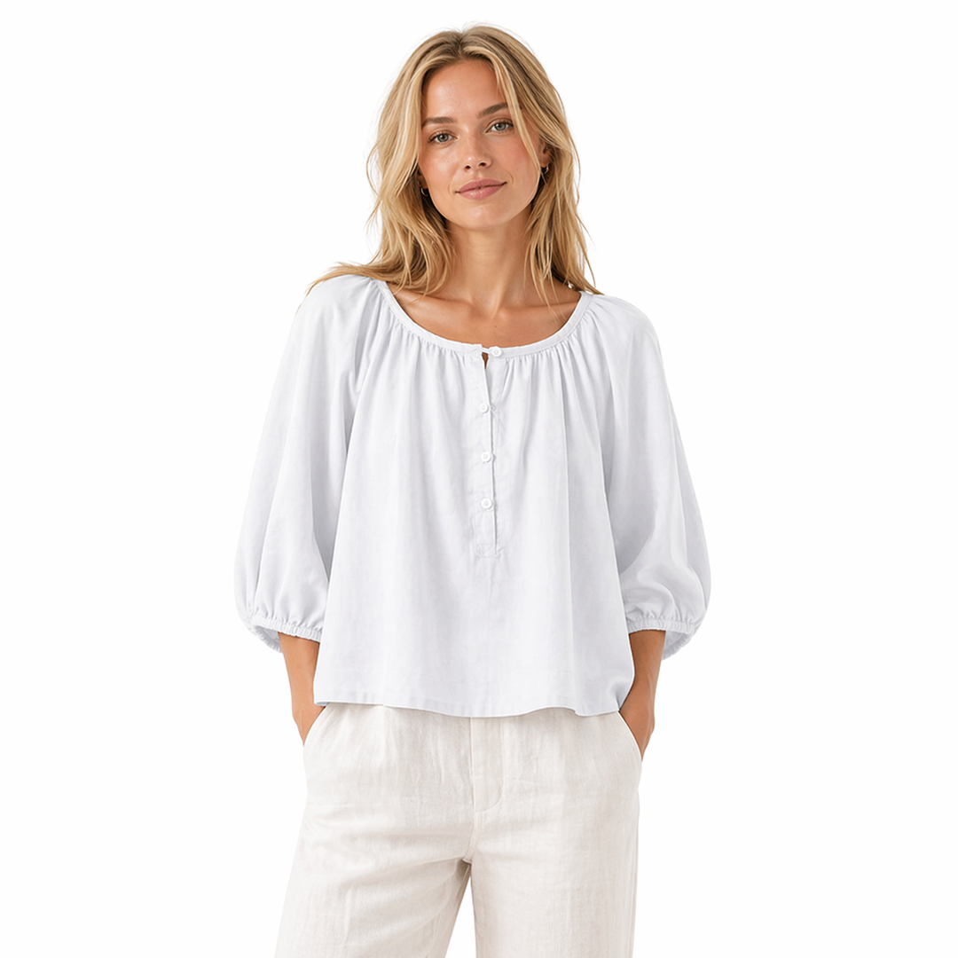 Aprikos lett damebluse med løs passform, luftig og komfortabel. En elegant sommerbluse for alle anledninger.