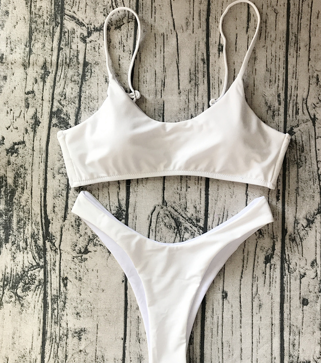 Motebevisst ensfarget bikini for damer. Stilrent badetøy, perfekt strandmote for sommerferien.