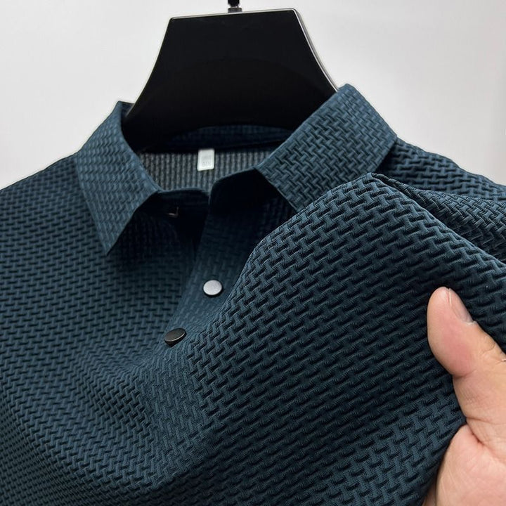 Komfortabel khaki herreskjorte, pustende sommerpolo med V-hals i netting. Perfekt for fritid og varme.