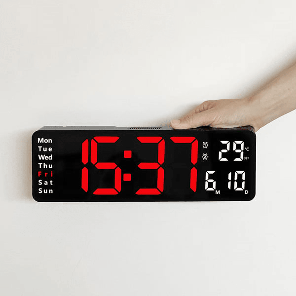 Stor digital veggklokke med tid, dato, temp, timer, stoppeklokke og fjernkontroll.
