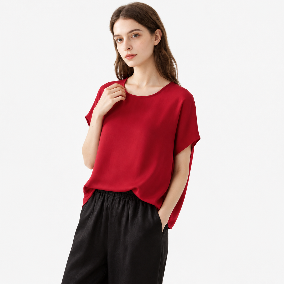 Plus size løs t-skjorte for dame i tidløs design, perfekt for hverdag og kontor. Komfortabel passform.