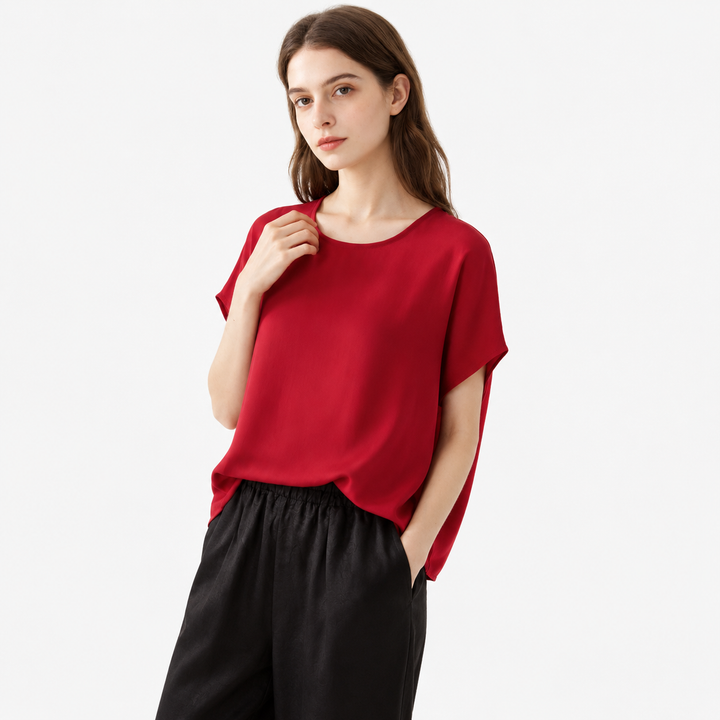 Plus size løs t-skjorte for dame i tidløs design, perfekt for hverdag og kontor. Komfortabel passform.